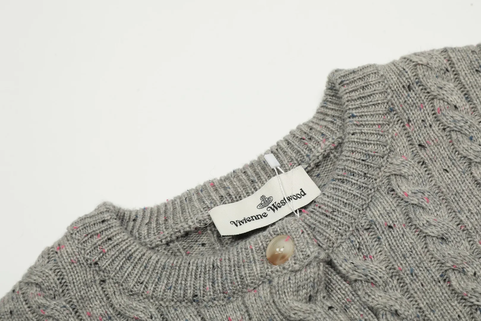 vivienne west wood Vivienne heavy-duty twist multi-color classic cardigan knitted sweater wool 2024 autumn latest style 🧩 15% merino cotton wool 85% wool blend 🧩Correct Italian 🇮🇹100% wool washed wheat logo Size: S -M- L Color: White Dark Gray Blue